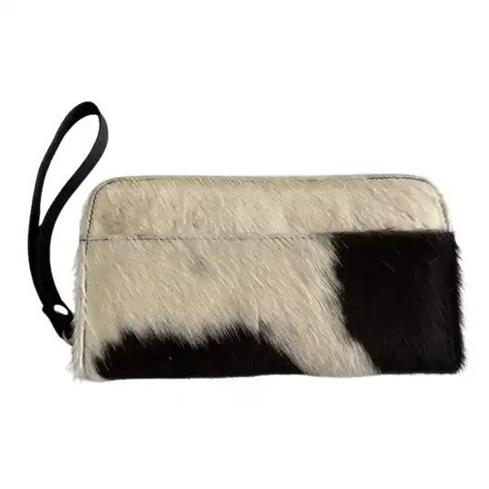 Maxi Billetera con pelo negro - comprar online